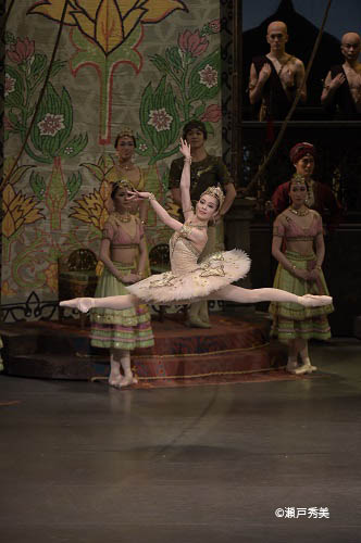 本島美和 「ラ・バヤ」C)瀬戸秀美