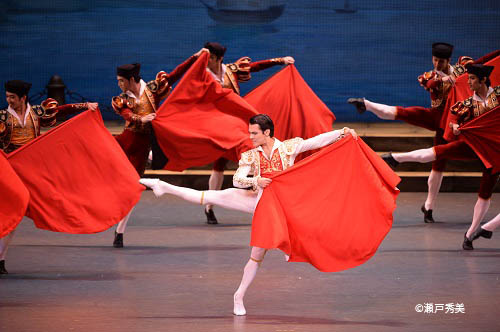 マイレン・トレウバエフ　「ドン・キホーテ」　エスパーダ　撮影：瀬戸秀美